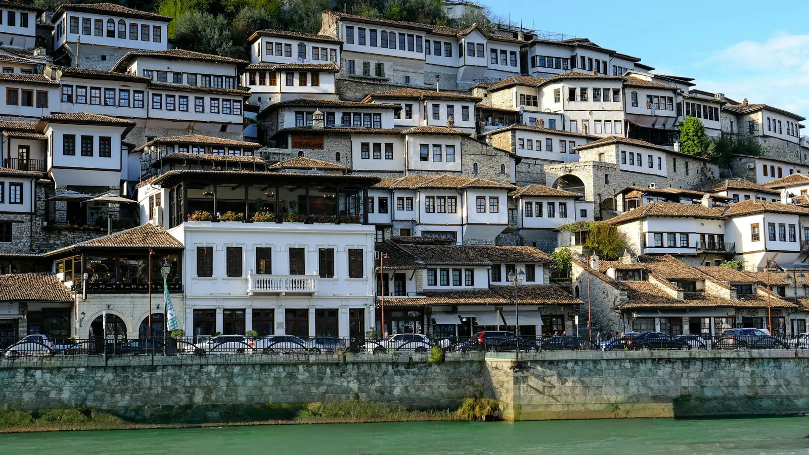 Quartier Mangalem à Berat, la ville aux mille fenêtres UNESCO