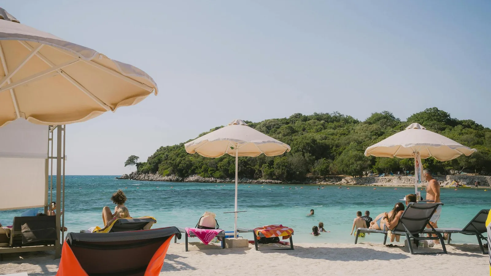 Plages de Ksamil sur la Riviera albanaise, mer Ionienne