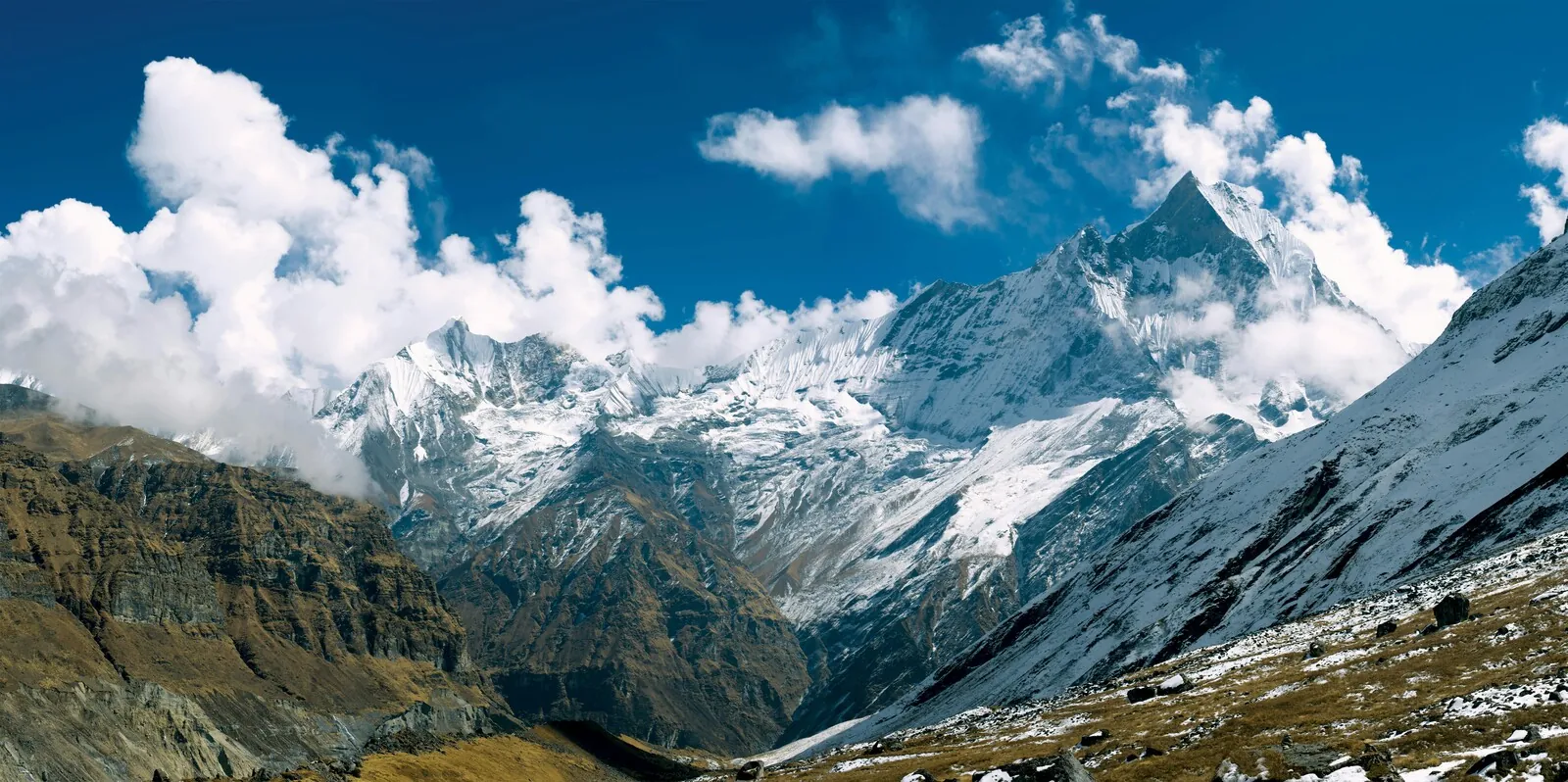Massif des Annapurnas vu depuis le sanctuaire avec drapeaux de prière