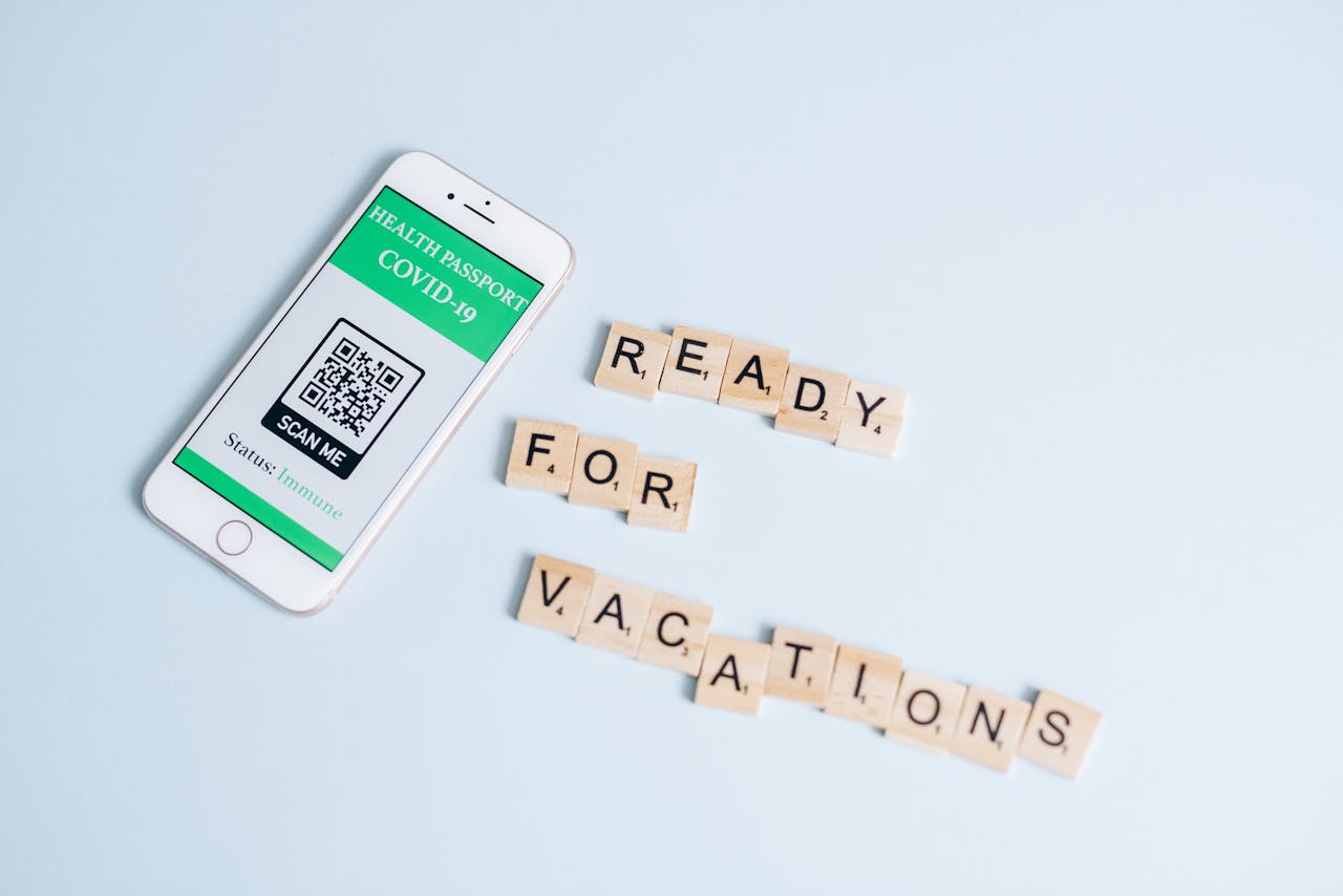 Activation eSIM sur smartphone devant les pyramides de Gizeh