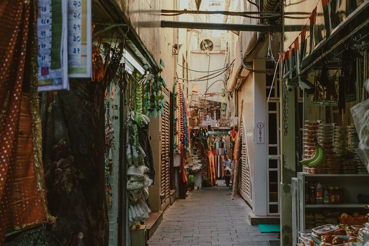 Choix entre eSIM et SIM locale, bazar égyptien en arrière-plan