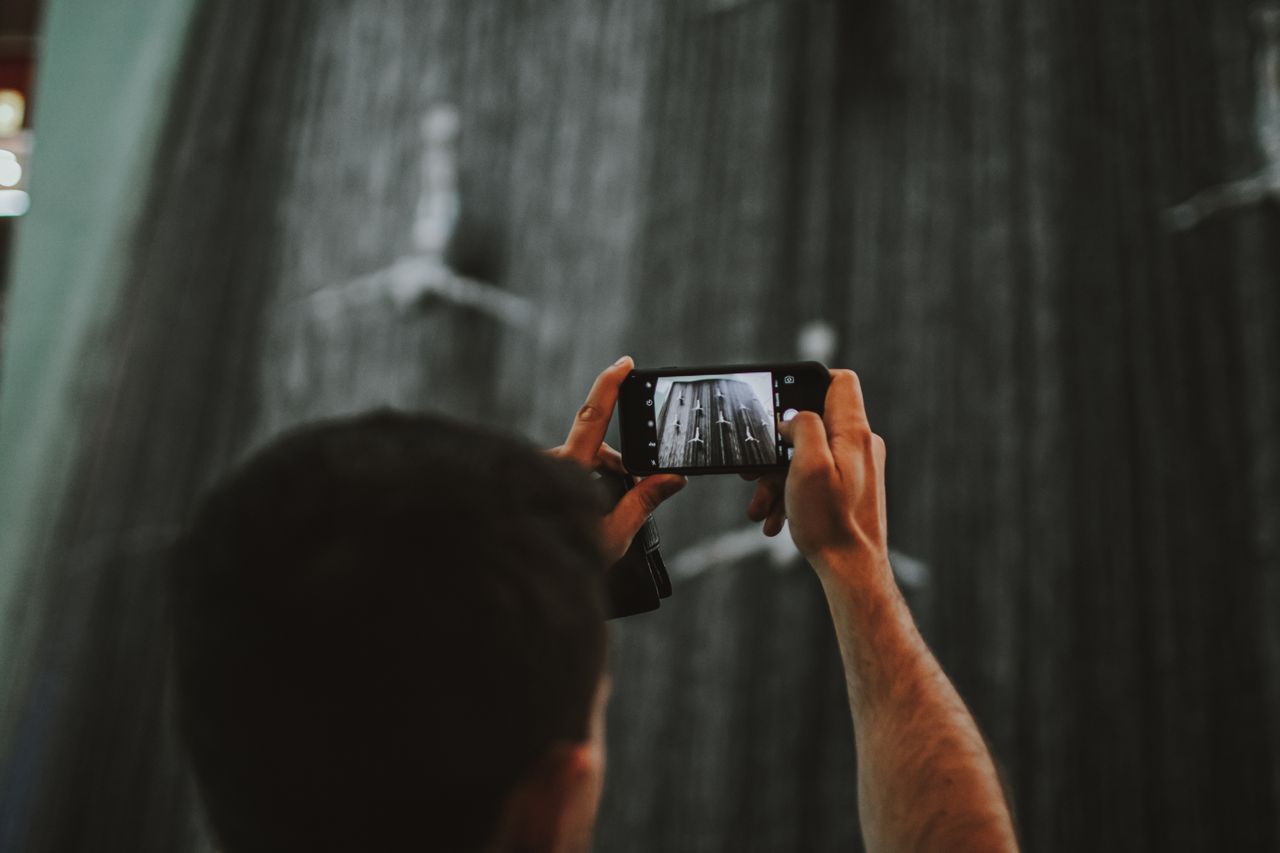 Voyageur avec smartphone dans un mall de Dubaï, acheter une eSIM Émirats