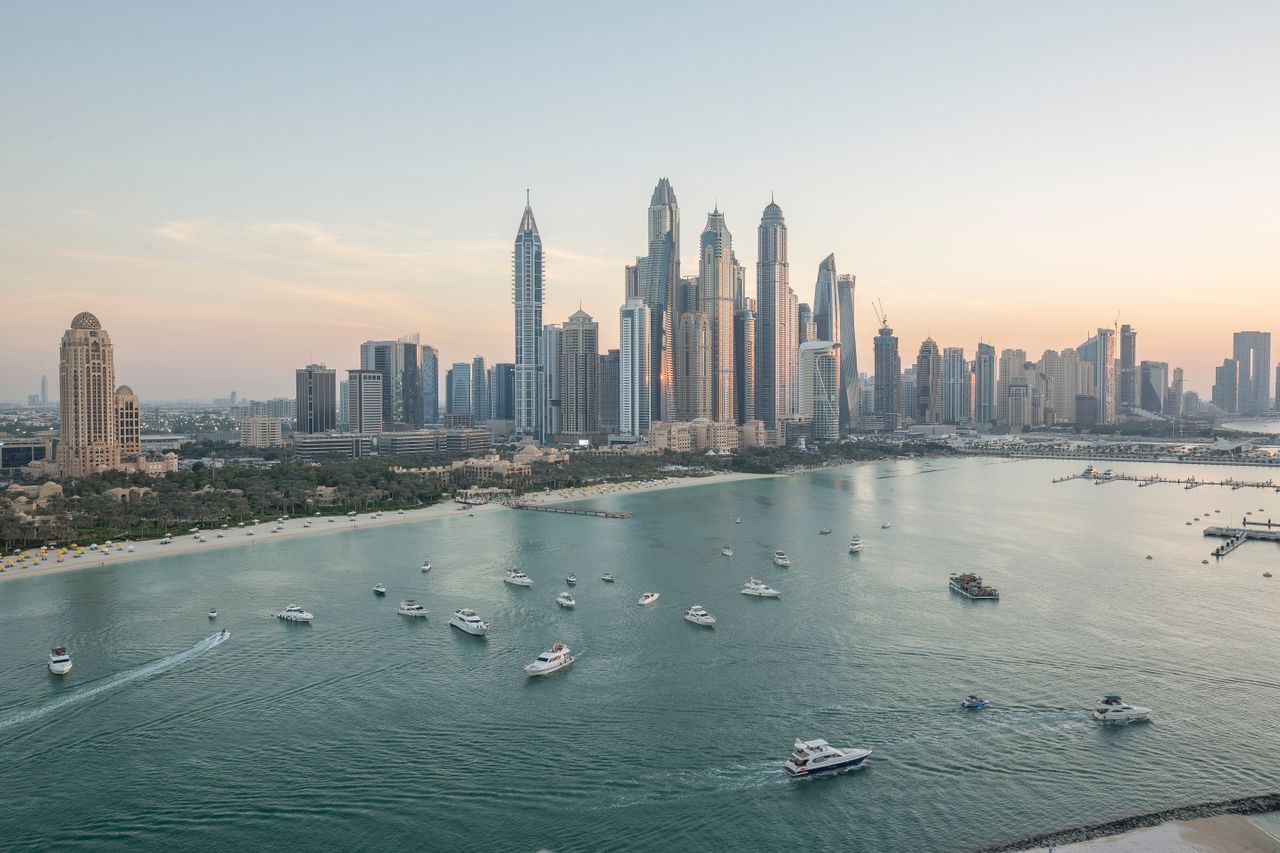 Marina de Dubaï au crépuscule, choisir la meilleure eSIM Émirats