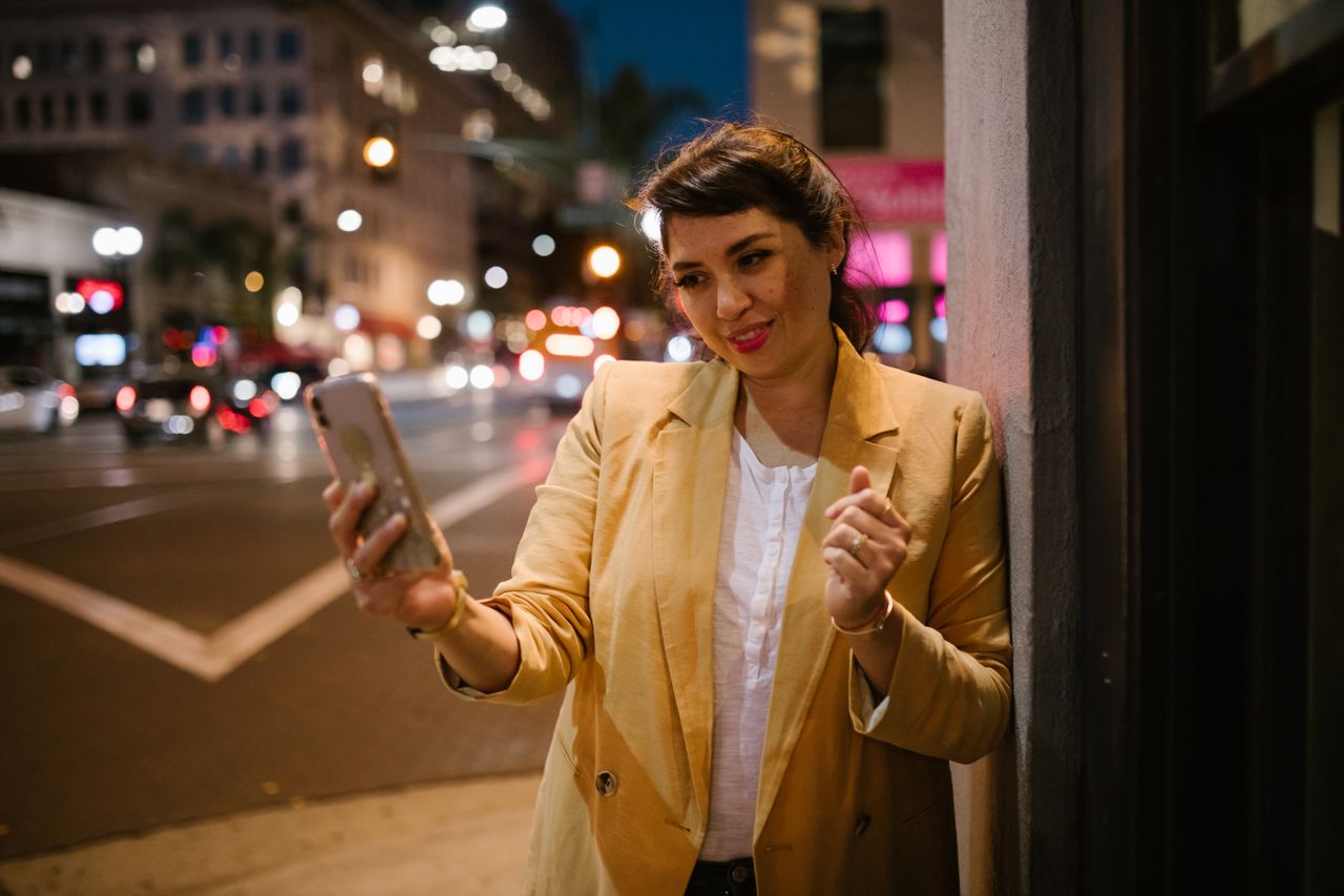 Appel vidéo depuis un smartphone en ville la nuit, VoIP aux Émirats