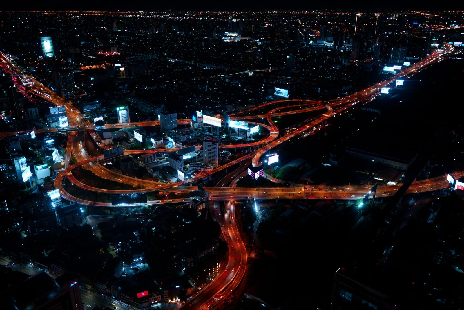 Smartphone affichant la 5G dans une grande ville la nuit