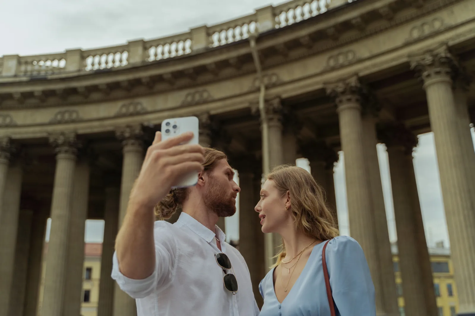 Couple en voyage consultant un téléphone ensemble