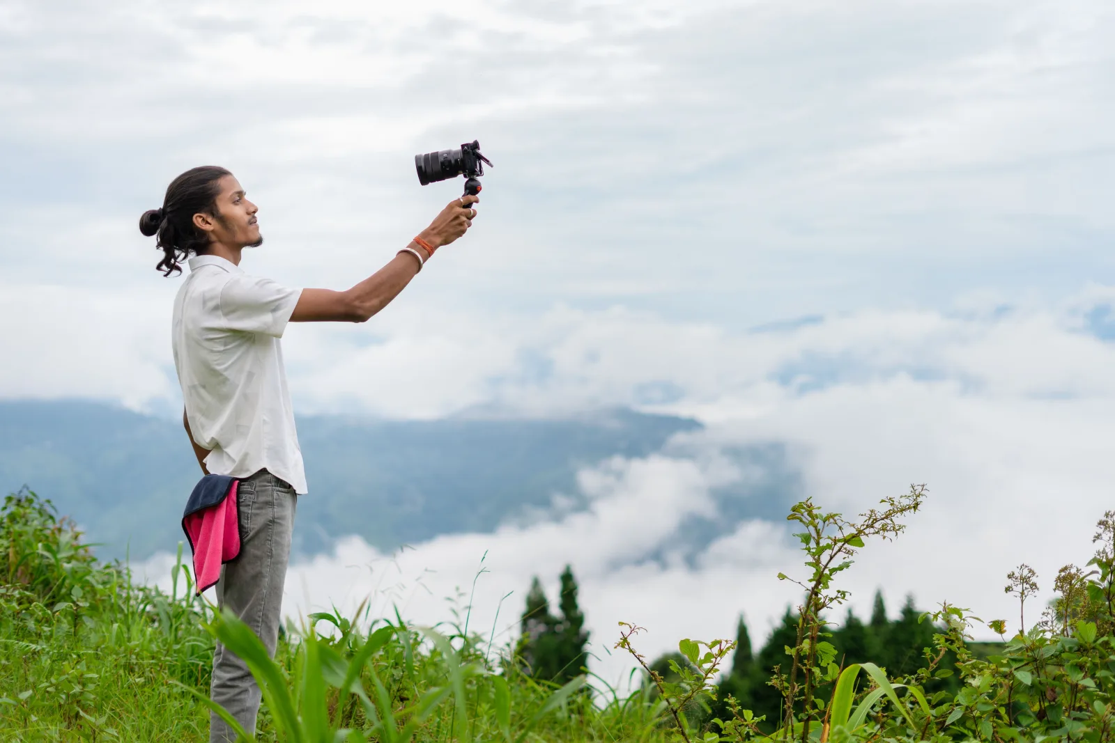 Créateur de contenu filmant en voyage avec son smartphone