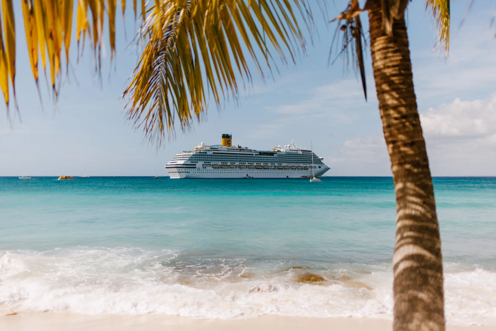 Bateau de croisière à l'escale dans les Caraïbes