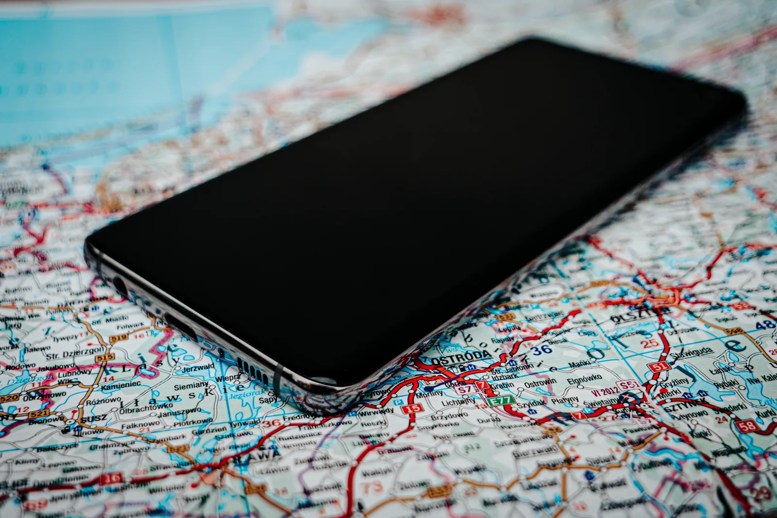 Personne en appel via une application sur smartphone en voyage