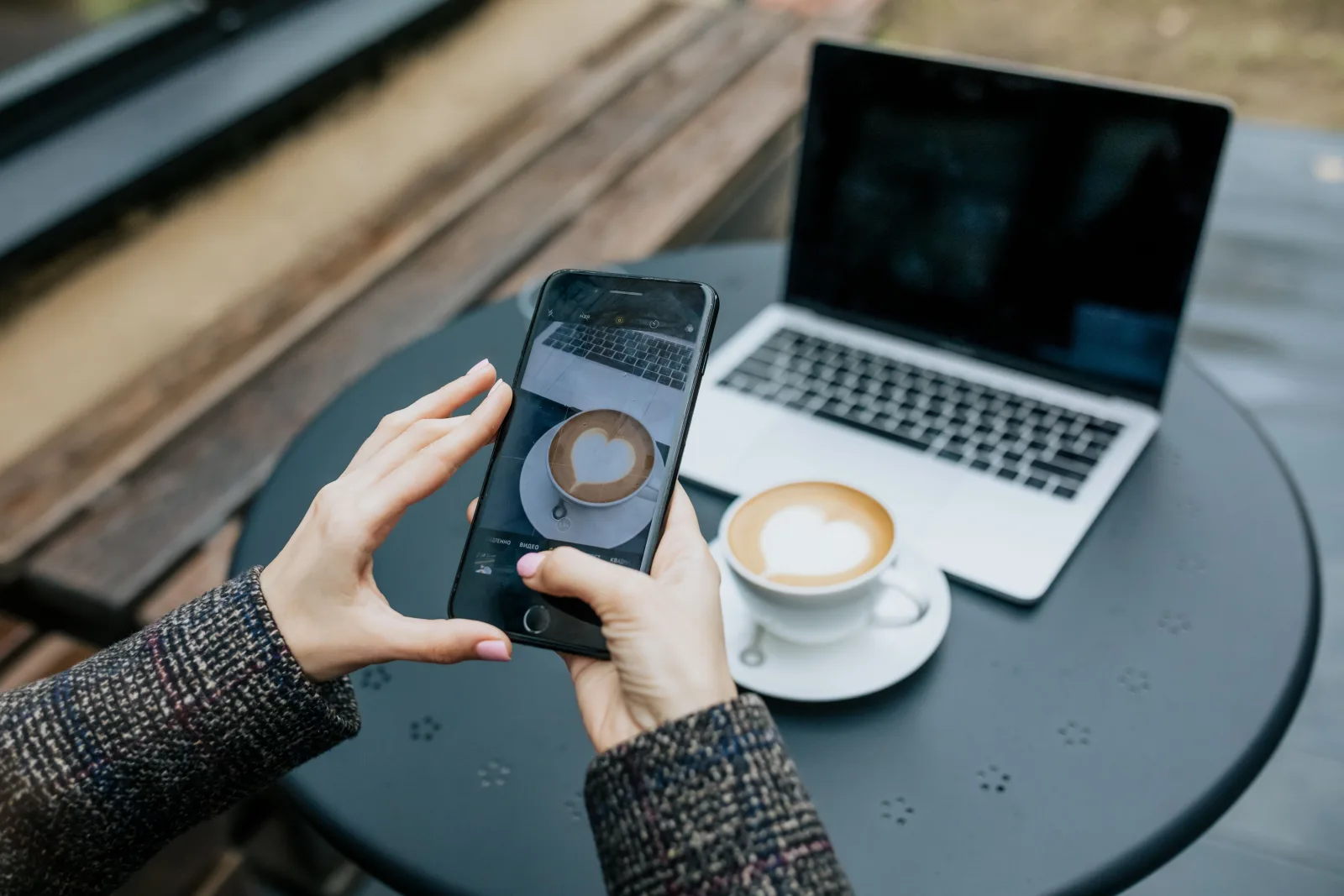 Ordinateur portable connecté en partage de connexion à un smartphone dans un café