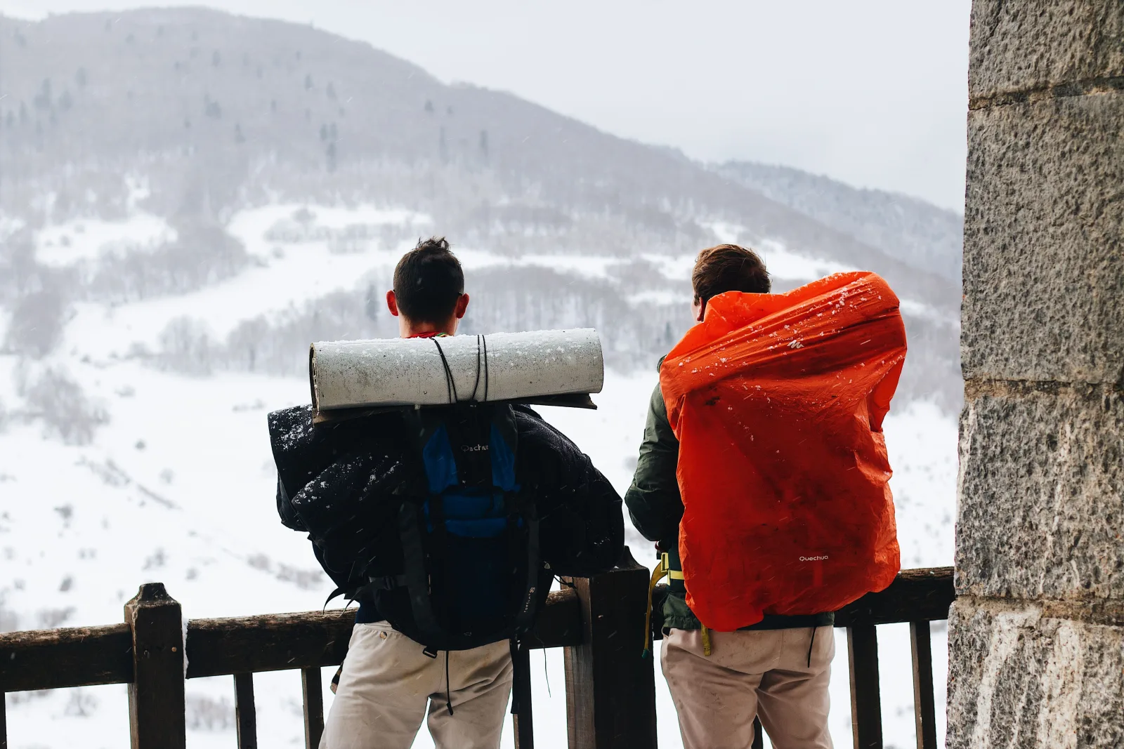 Voyageur installé pour un long séjour avec son ordinateur