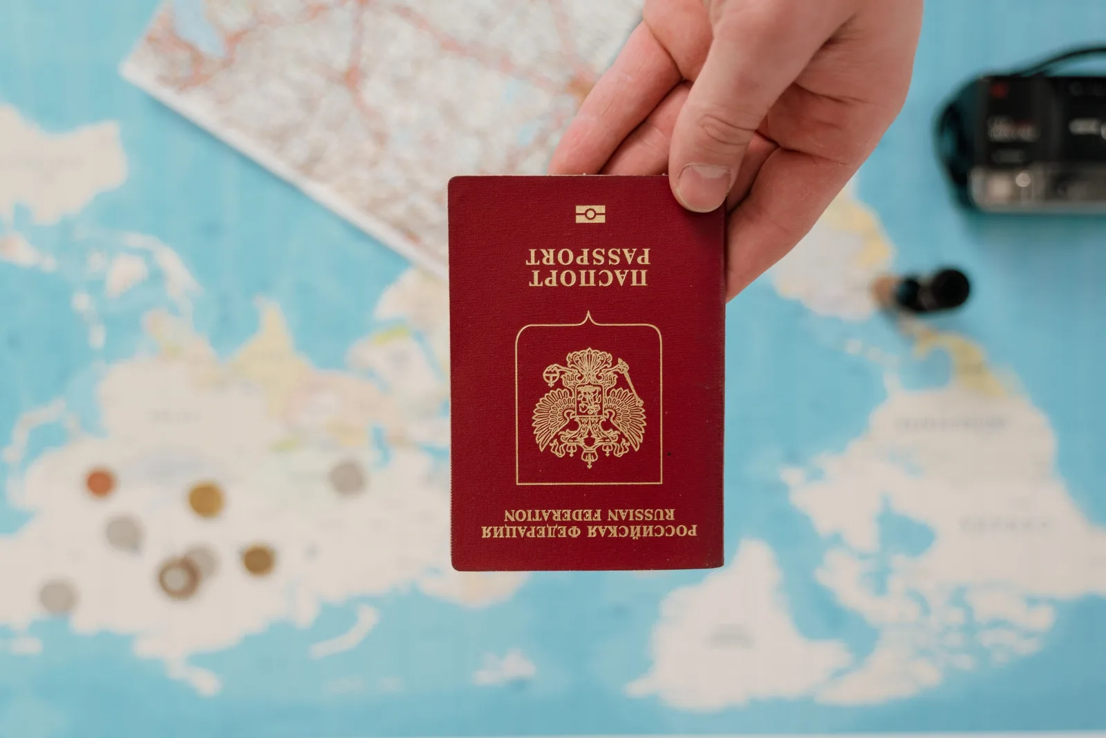 Carte du monde et passeport pour un voyage multi-pays