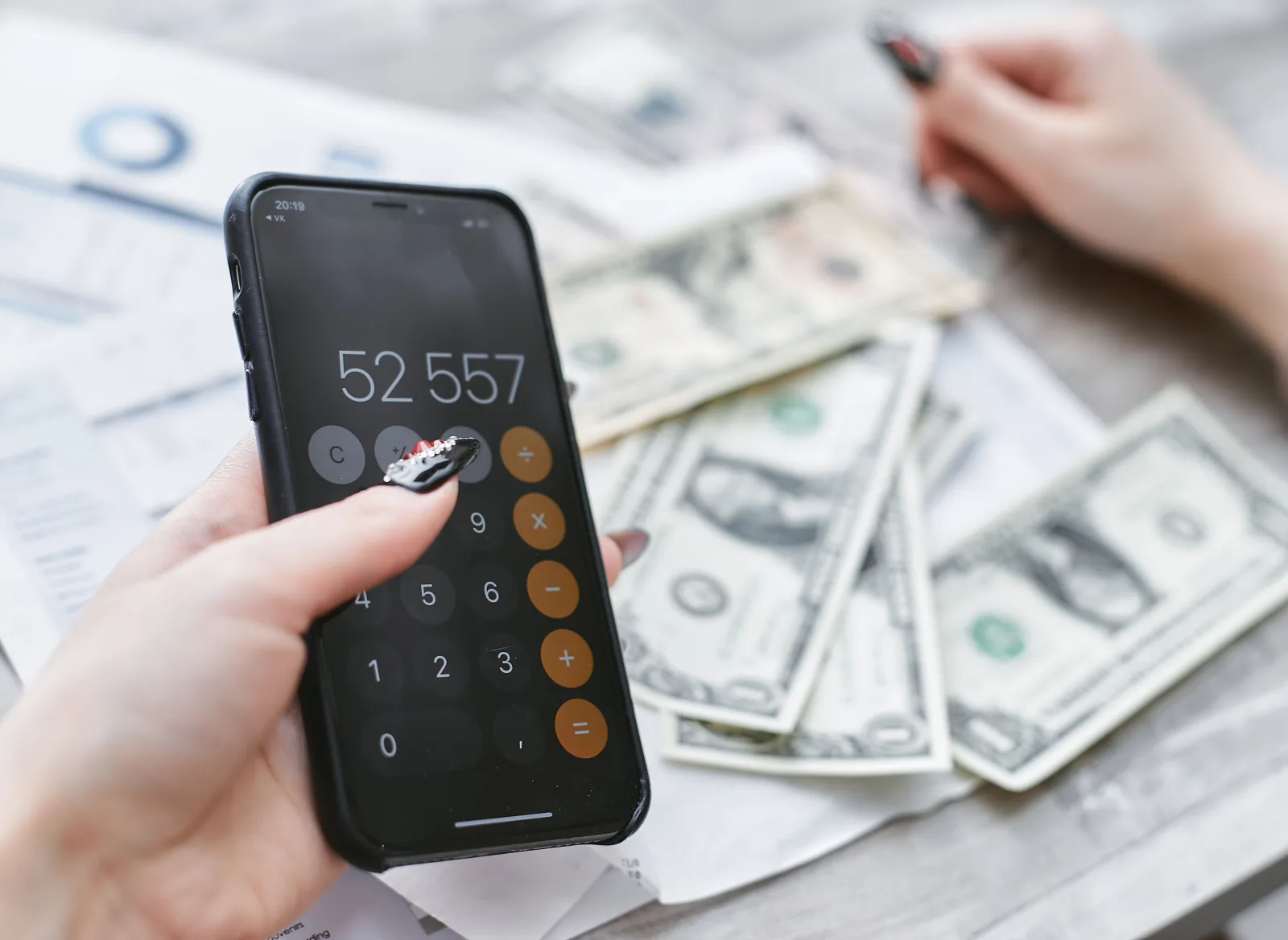 Voyageur comparant des forfaits eSIM sur son smartphone