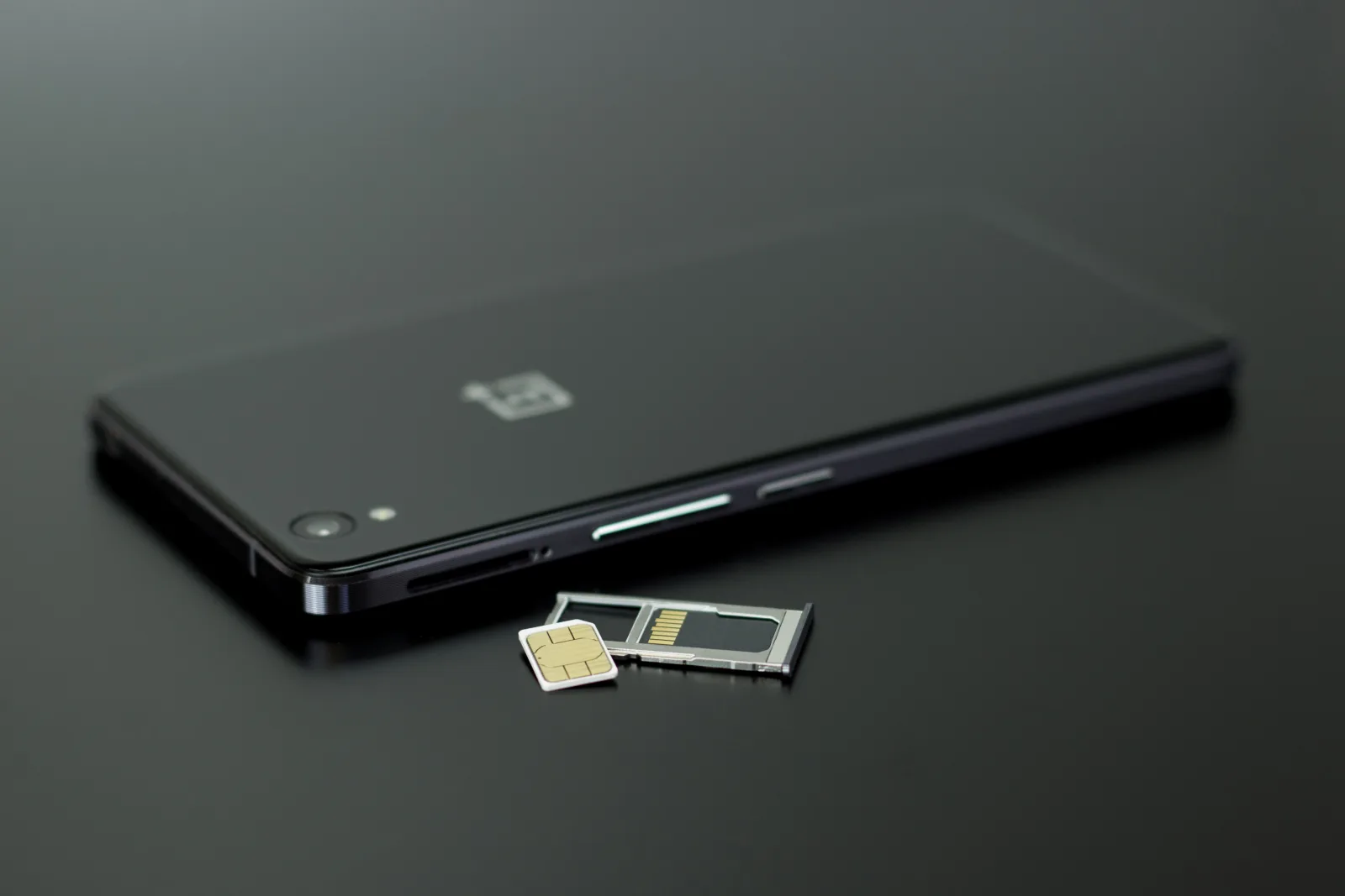 Voyageur achetant une eSIM prépayée sur son téléphone