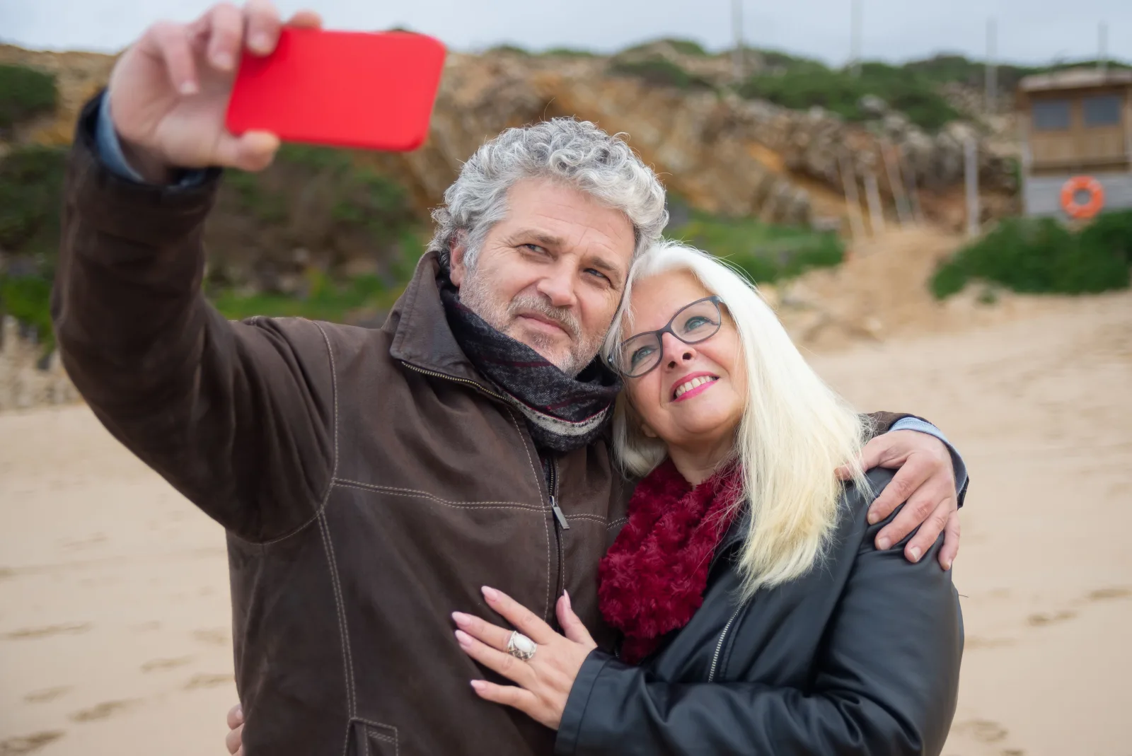 Senior connecté regardant son smartphone en voyage