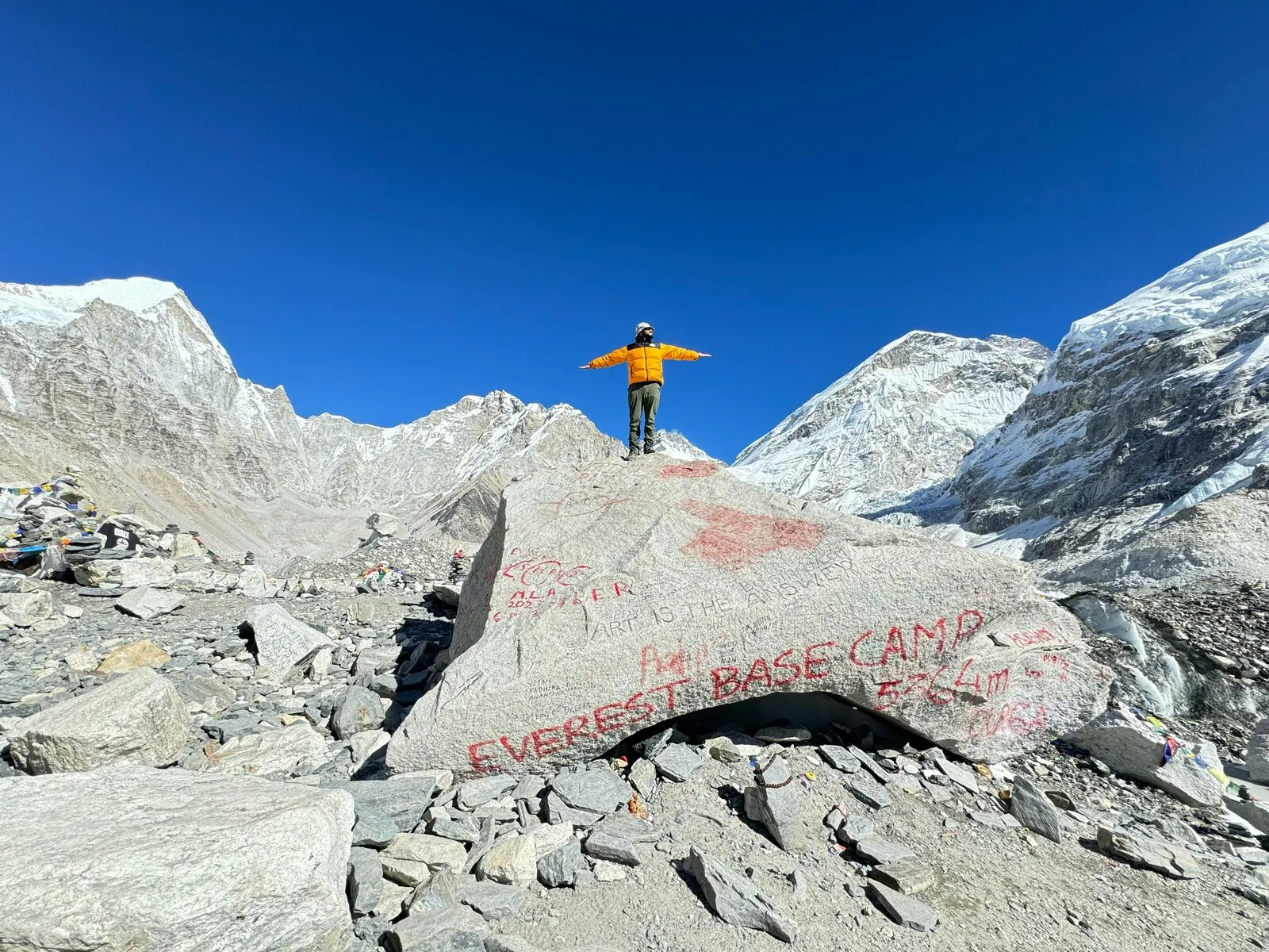Camp de base de l'Everest avec drapeaux de prière et glacier du Khumbu
