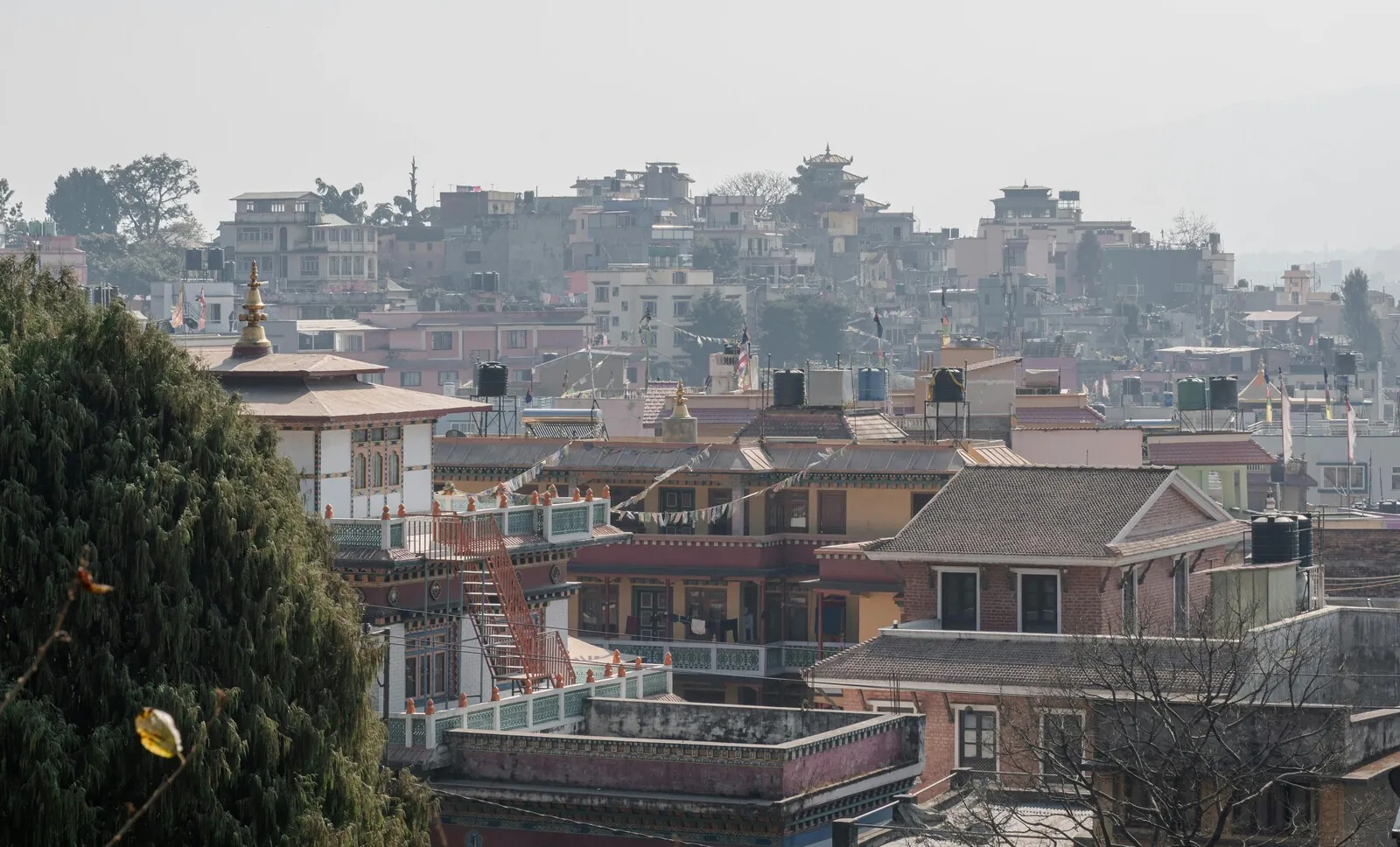 Vue aérienne de Kathmandou et de la vallée avec le stupa de Boudhanath