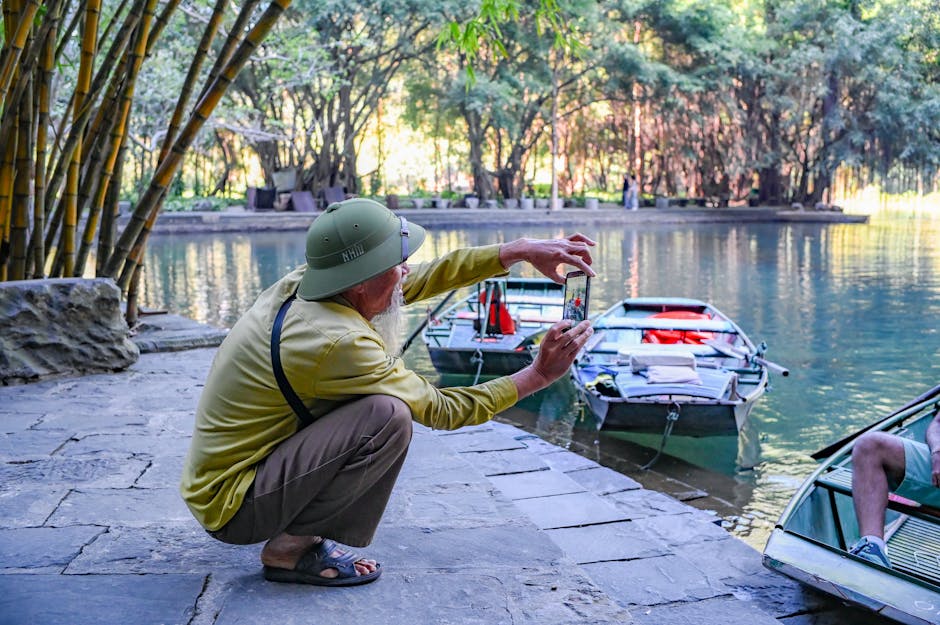 Smartphone sur le Mékong Laos — activation eSIM