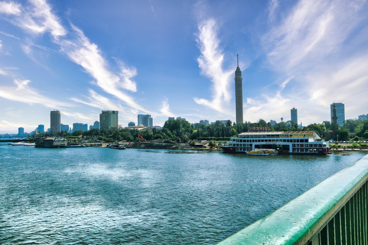 Skyline du Caire et tour du Caire au bord du Nil