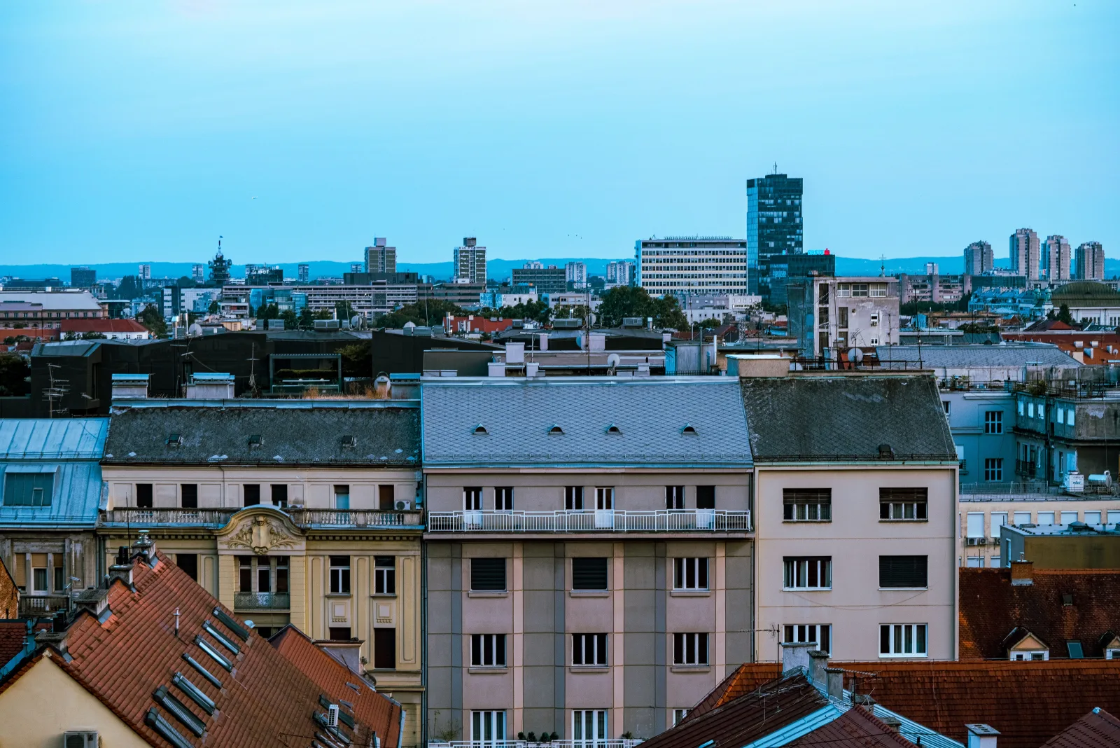Voyageur connecté en Croatie avec son smartphone