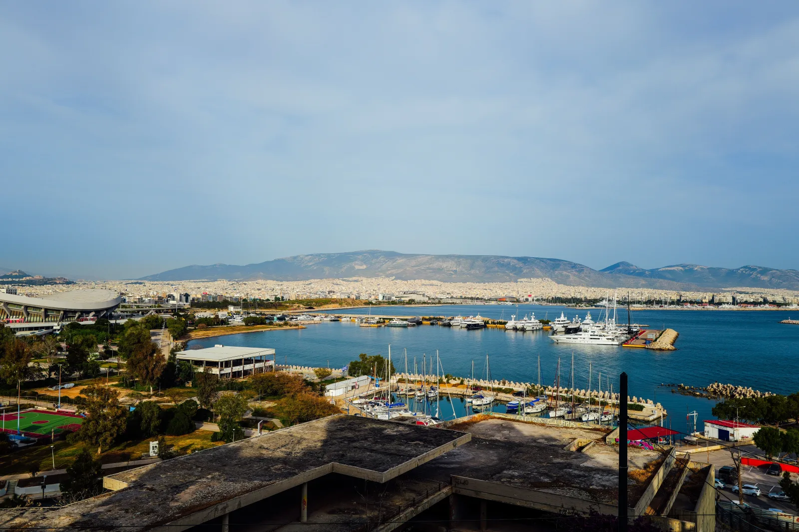 Voyageur connecté en Grèce avec son smartphone