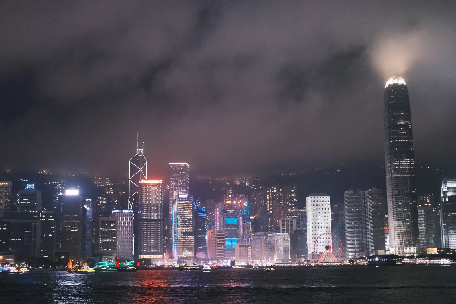 Voyageur connecté à Hong Kong avec son smartphone