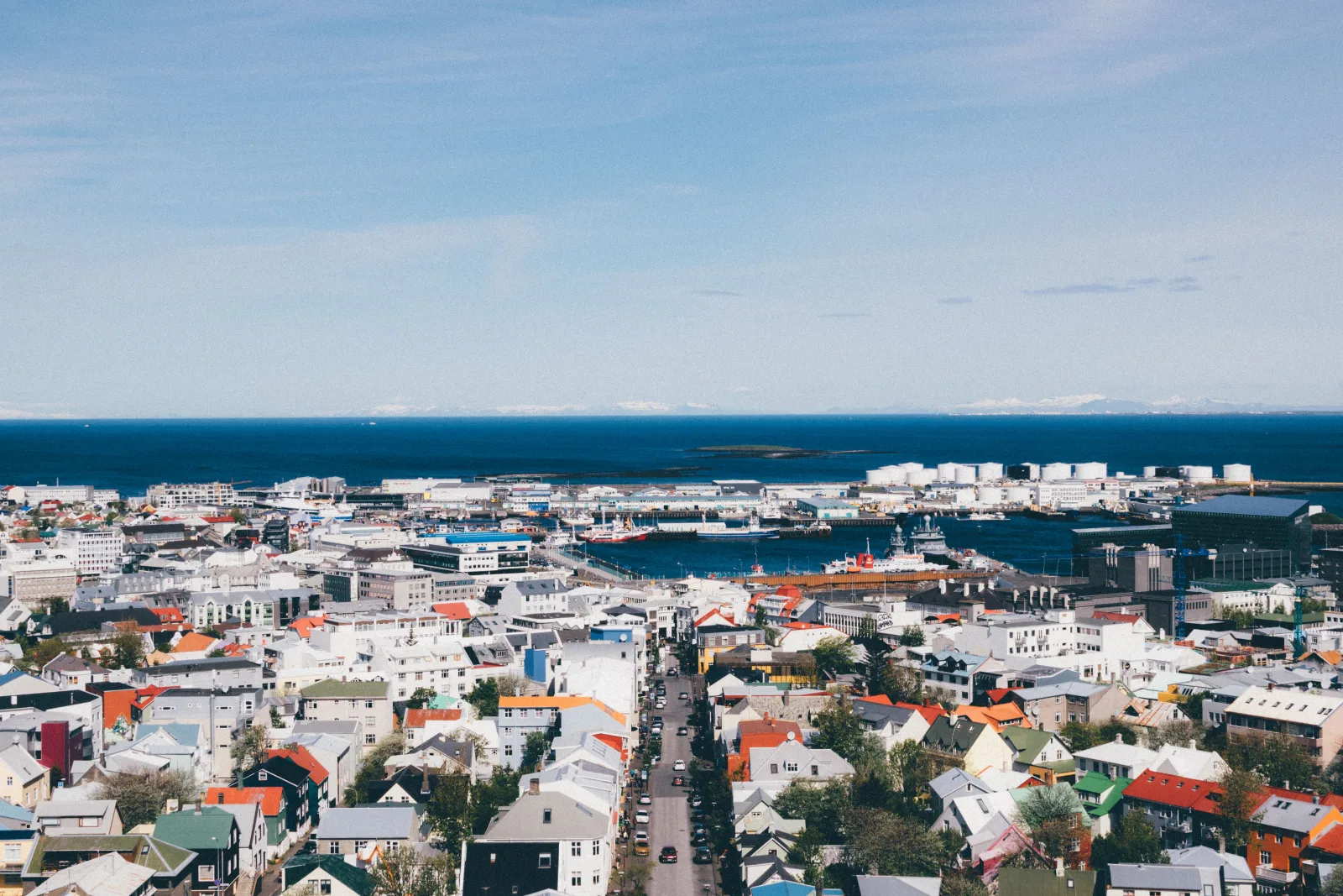 Voyageur connecté en Islande avec son smartphone