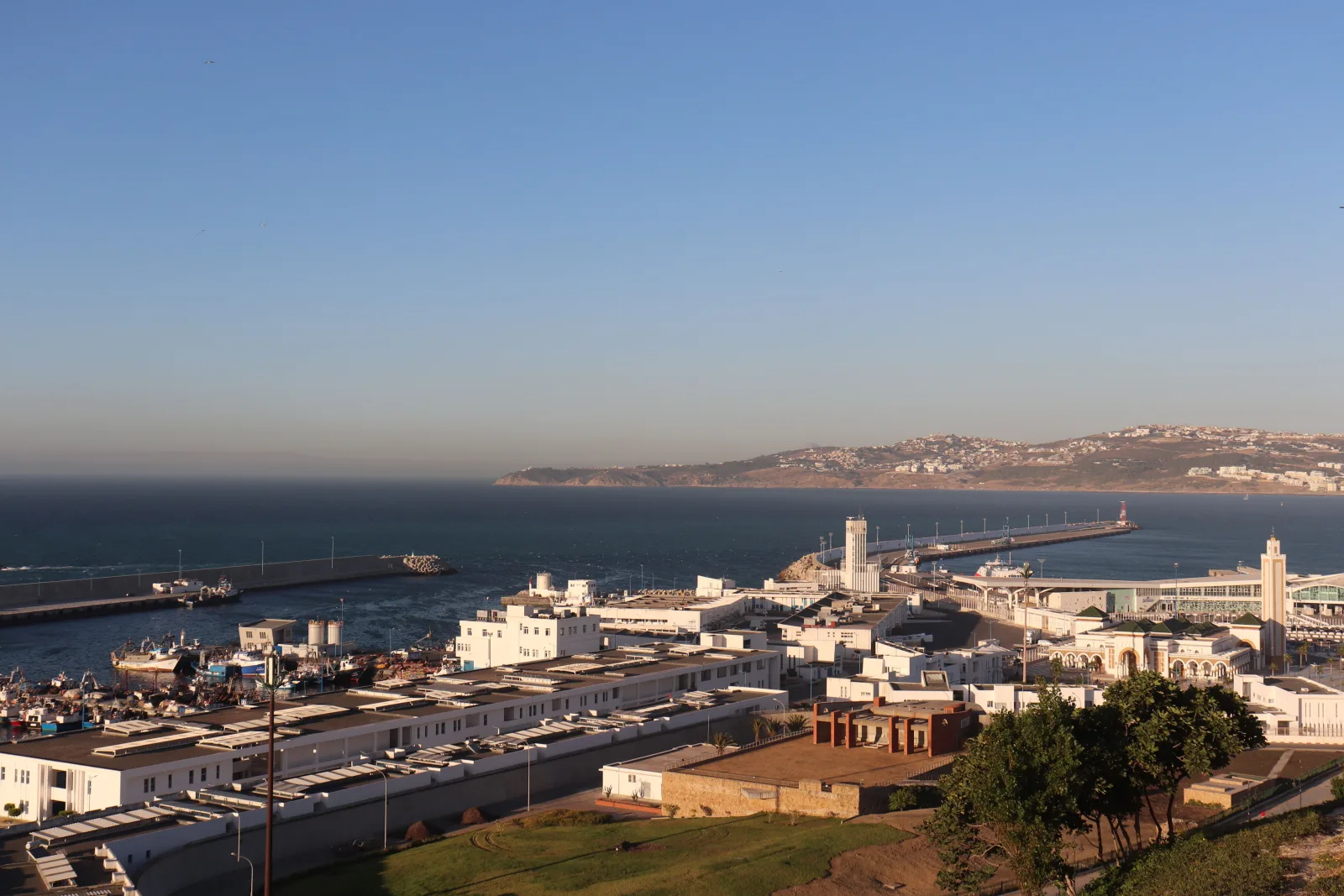 Voyageur connecté au Maroc avec son smartphone