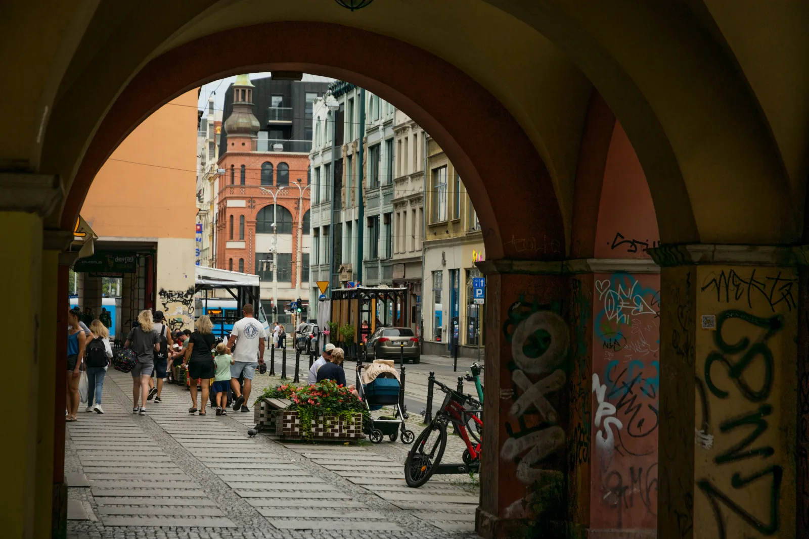 Voyageur connecté en Pologne avec son smartphone
