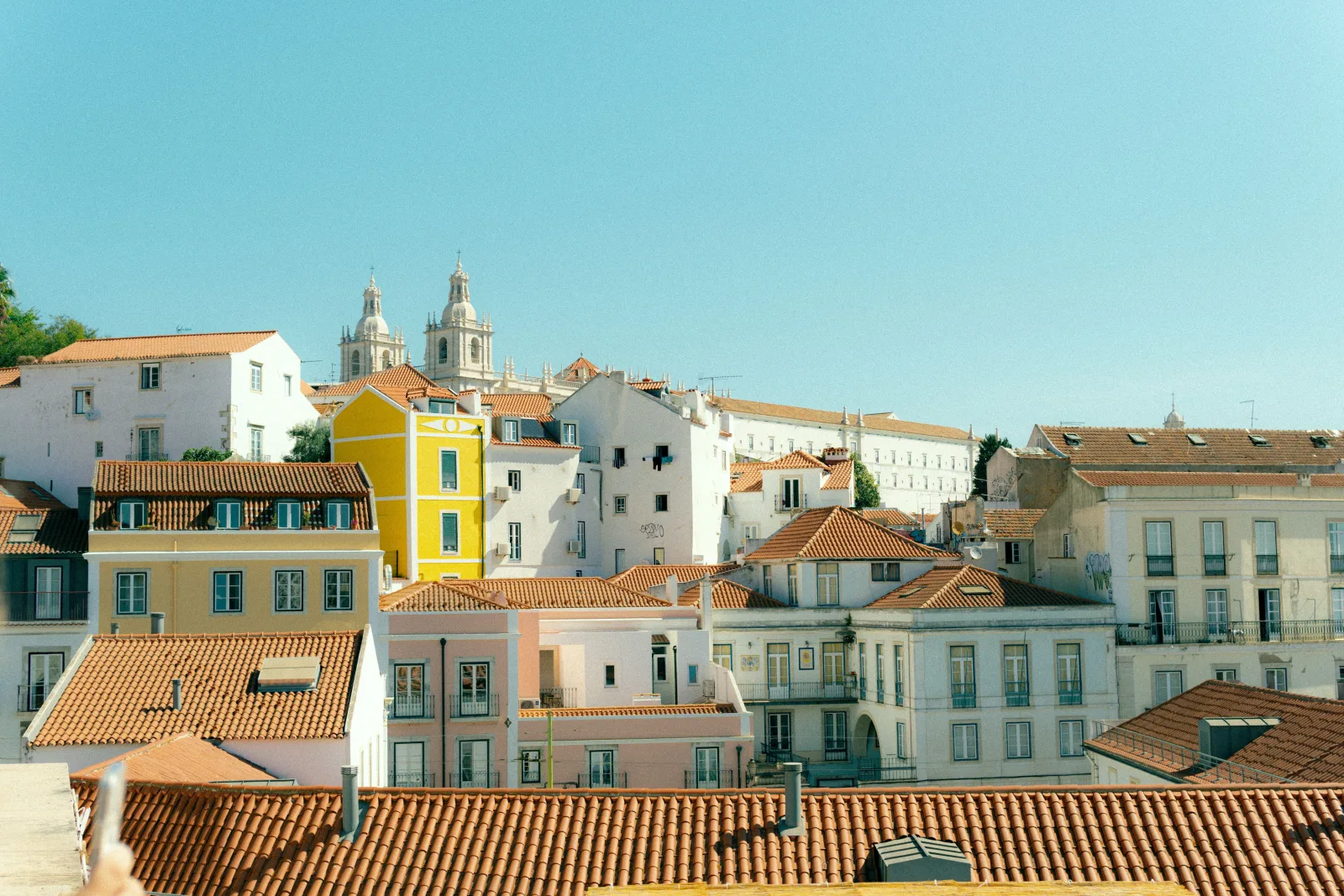 Voyageur connecté au Portugal avec son smartphone