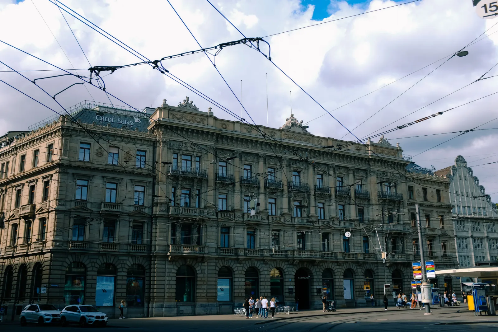 Voyageur connecté en Suisse avec son smartphone