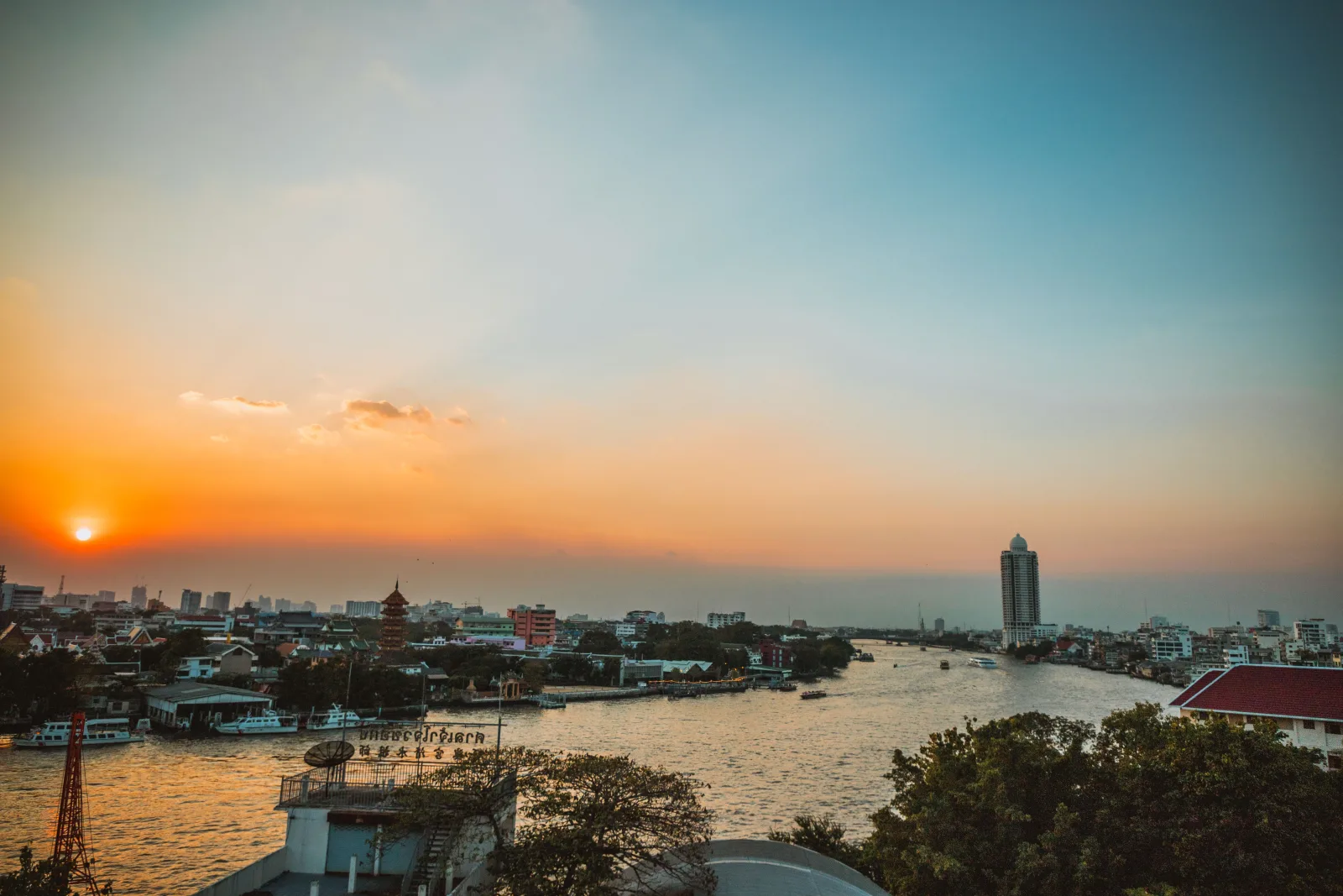 Voyageur connecté en Thaïlande avec son smartphone
