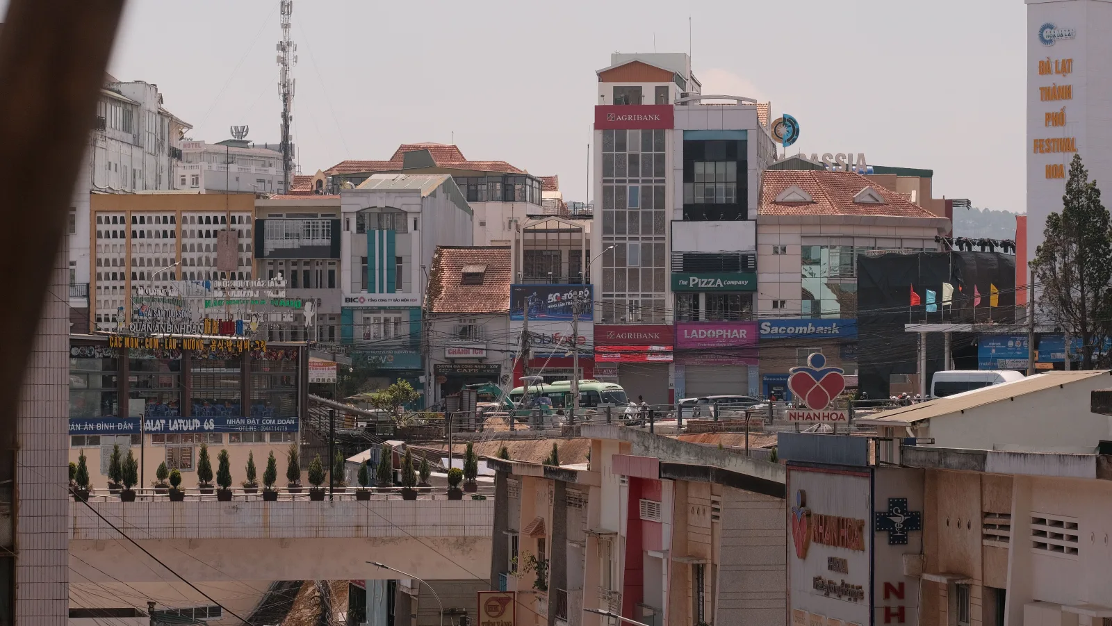 Voyageur connecté au Vietnam avec son smartphone