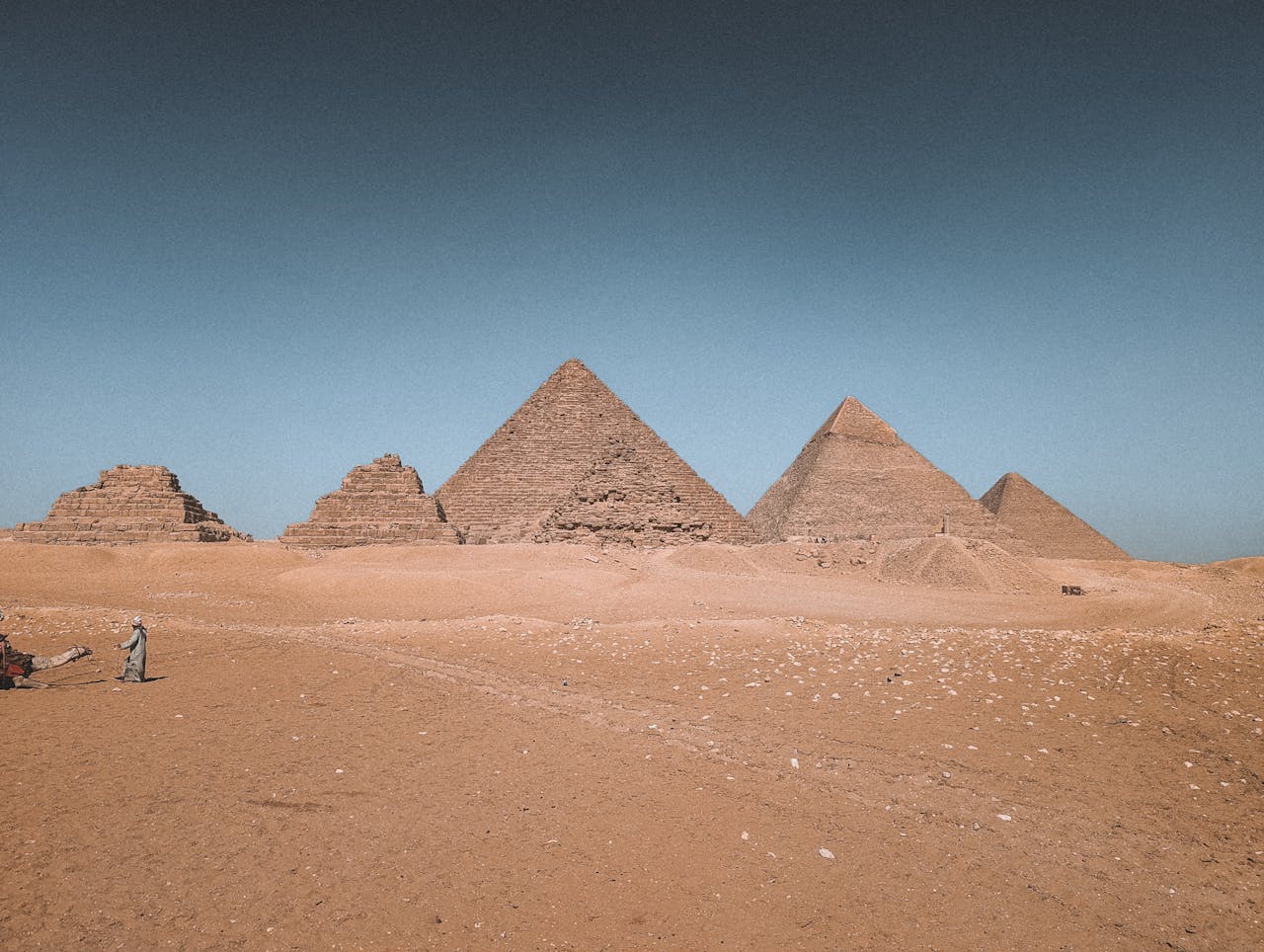Pyramides de Gizeh sous un ciel clair, voyageur avec smartphone