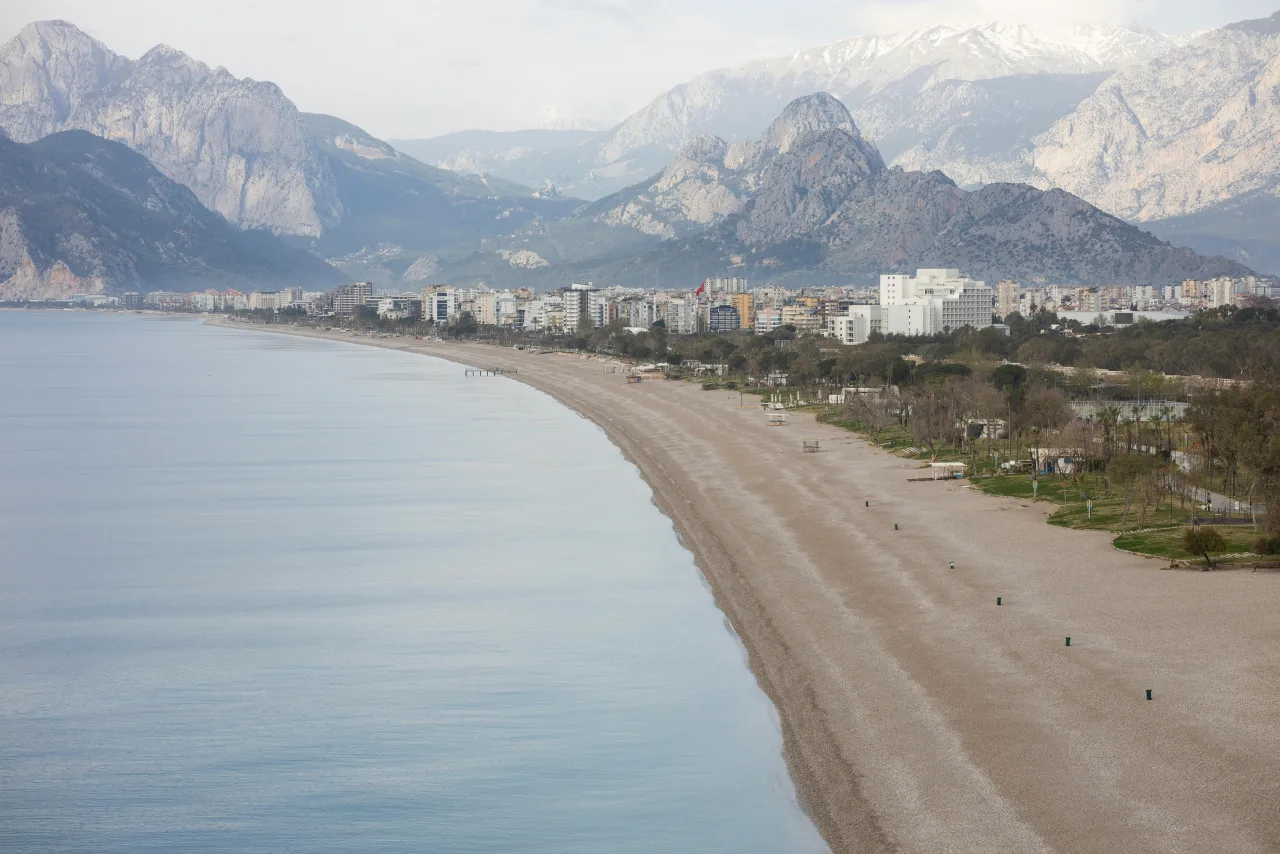 Plages et marina d'Antalya sur la côte méditerranéenne turque