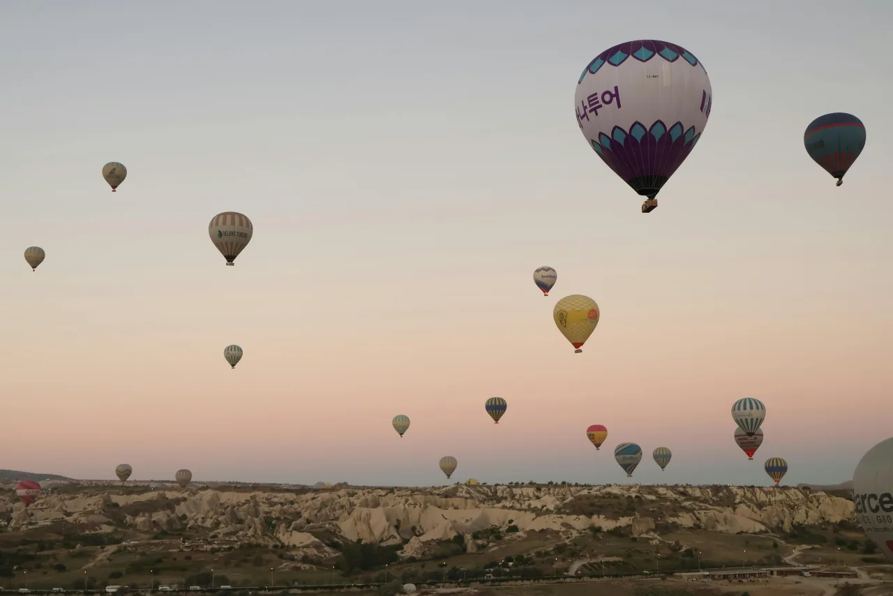 Montgolfières au lever du soleil au-dessus des cheminées de fées de Cappadoce