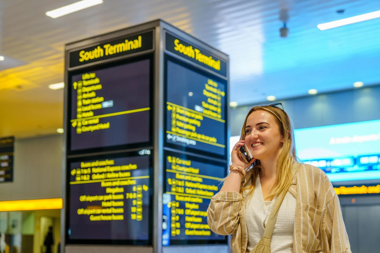 Voyageur vérifiant son téléphone après l'atterrissage à un aéroport turc