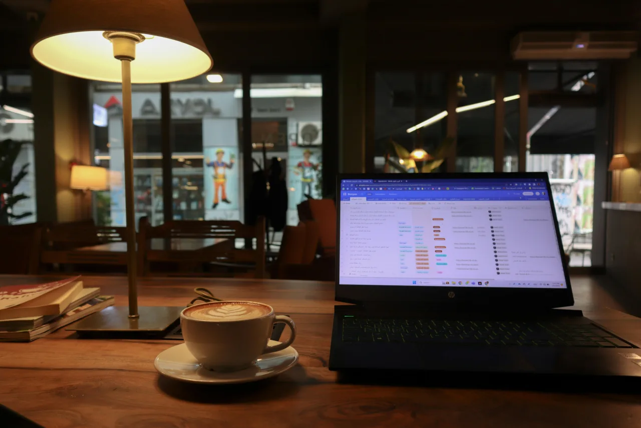 Digital nomad travaillant depuis un café en Turquie