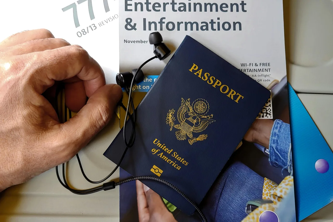 Voyageur tenant son téléphone à l'arrivée d'un aéroport turc
