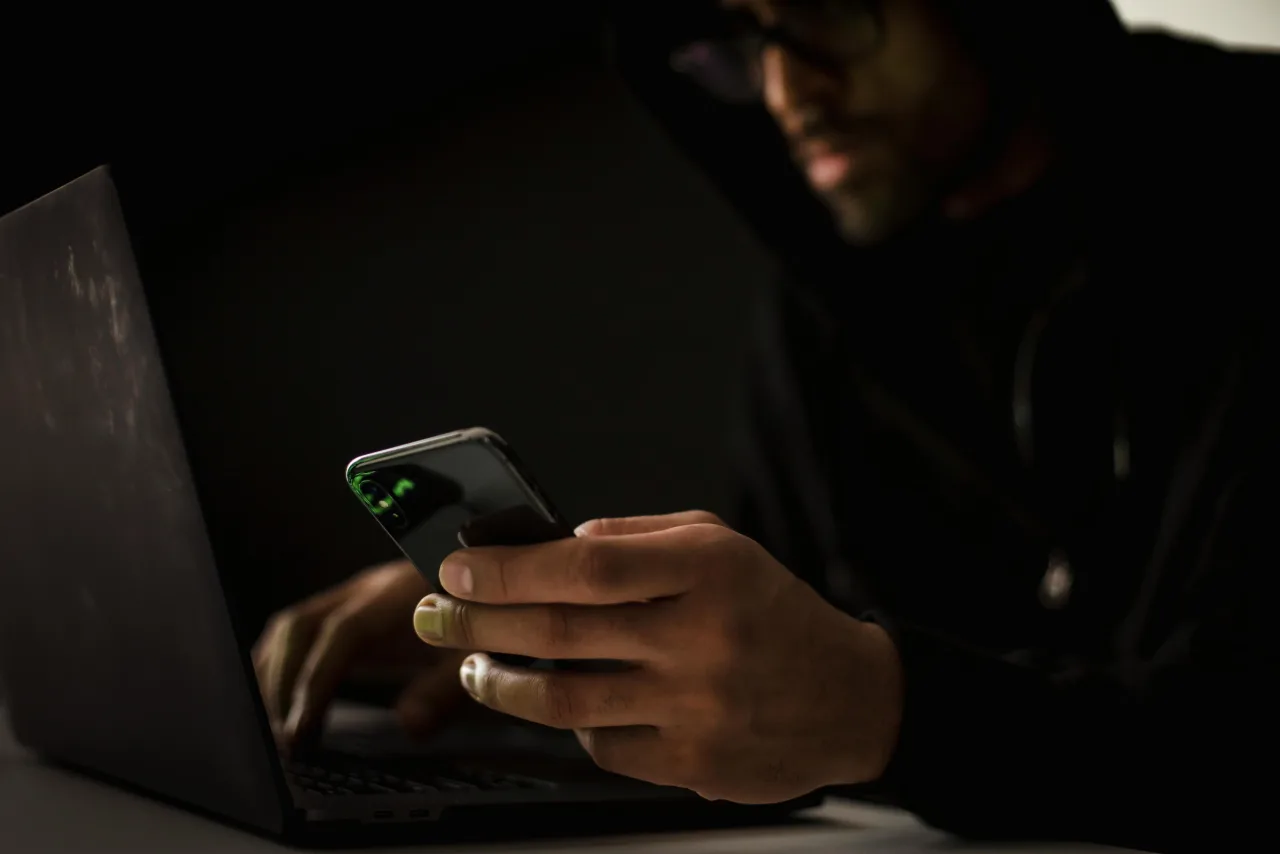 Connexion sécurisée VPN représentée par un cadenas et un réseau